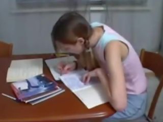 ขั้นตอน พี่ชาย การช่วยเหลือ วัยรุ่น น้องสาว ด้วย homework