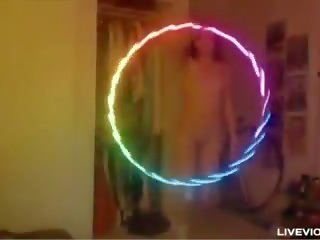 নার্ডী লাল মাথা তরুণী lana twirls একটি luminous hula-hoop এবং হ তার পাছা