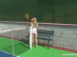 Мастурбує на в теніс суд