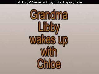 할머니 libby wakes 올라 와 클로이