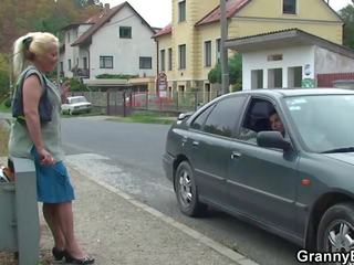 Hitchhiking γριά γιαγιά και αγόρι