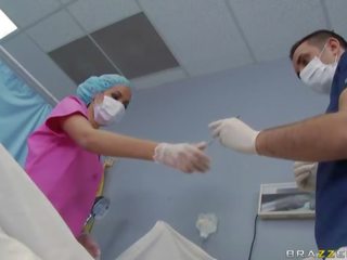 Docteur taylor et une nouveau intern