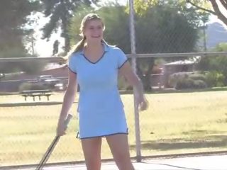 英俊 褐发女郎 孩儿 reveals 她的 大规模 警报器 在 tenis 法庭