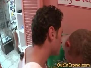 Twee homo's hebben sommige seks in de slijtage winkel 4 door outincrowd