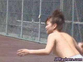 Vacker asiatiskapojke dockor practicing naken