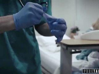 Puro tabu perv terapeuta dá jovem grávida paciente vagina exame