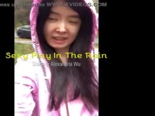 Азіатська підліток publicly reveals сама в в rain&excl;