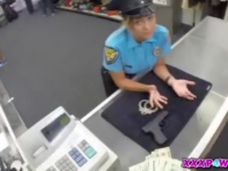 משטרה קצין couldnt hock שלה אקדח