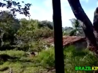 עניים ברזילאי washing שלה גוף בָּחוּץ