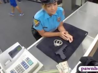 Malaking suso pulis officer fucked sa pamamagitan ng pawn tao upang earn dagdag pera