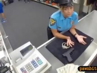 Grande tetas policía oficial pawns su coño para dinero