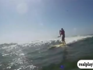 Ryhmä of seksikäs badass tytöt tryout surfing ja jetski alasti