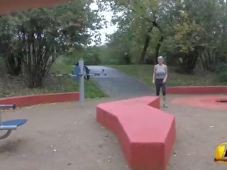 Jump i running nagi w publiczne park przez katerina-hartlova