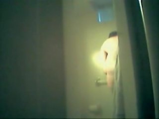Prsatá dívka peeped po koupel