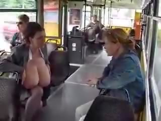 Riesig groß titten dame melken im die öffentlich tram