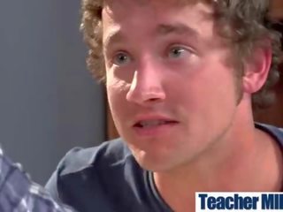 Príťažlivé pobehlica učiteľka (ava addams) s veľký prsia tresk v trieda movie-09