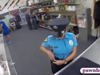 Senhora polícia oficial fodido por pawnkeeper dentro o loja de penhores