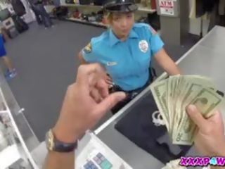 Ponia policija bando į pawn jos ginklas