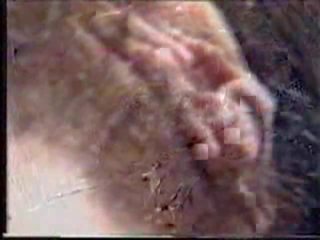 Cachonda rumana dedos su peluda coño en un coche vídeo