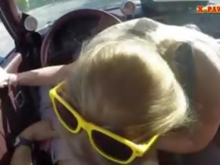 Chặt chẽ cô gái tóc vàng bimbo đã bán cô ấy âm hộ thay thế của cô ấy xe hơi