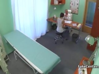 Slimmad baben körd doktorn i sjukhus